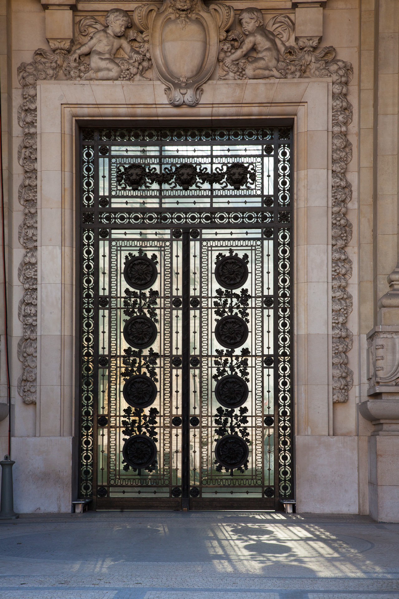 Doorway details in Paris